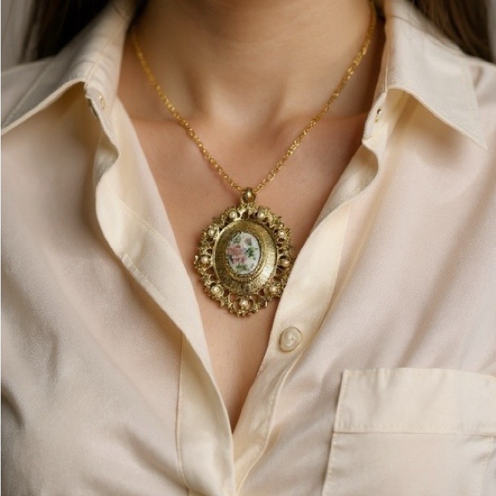 ✨ Vintage Floral Pendant Necklace - Elegant & Feminine ✨